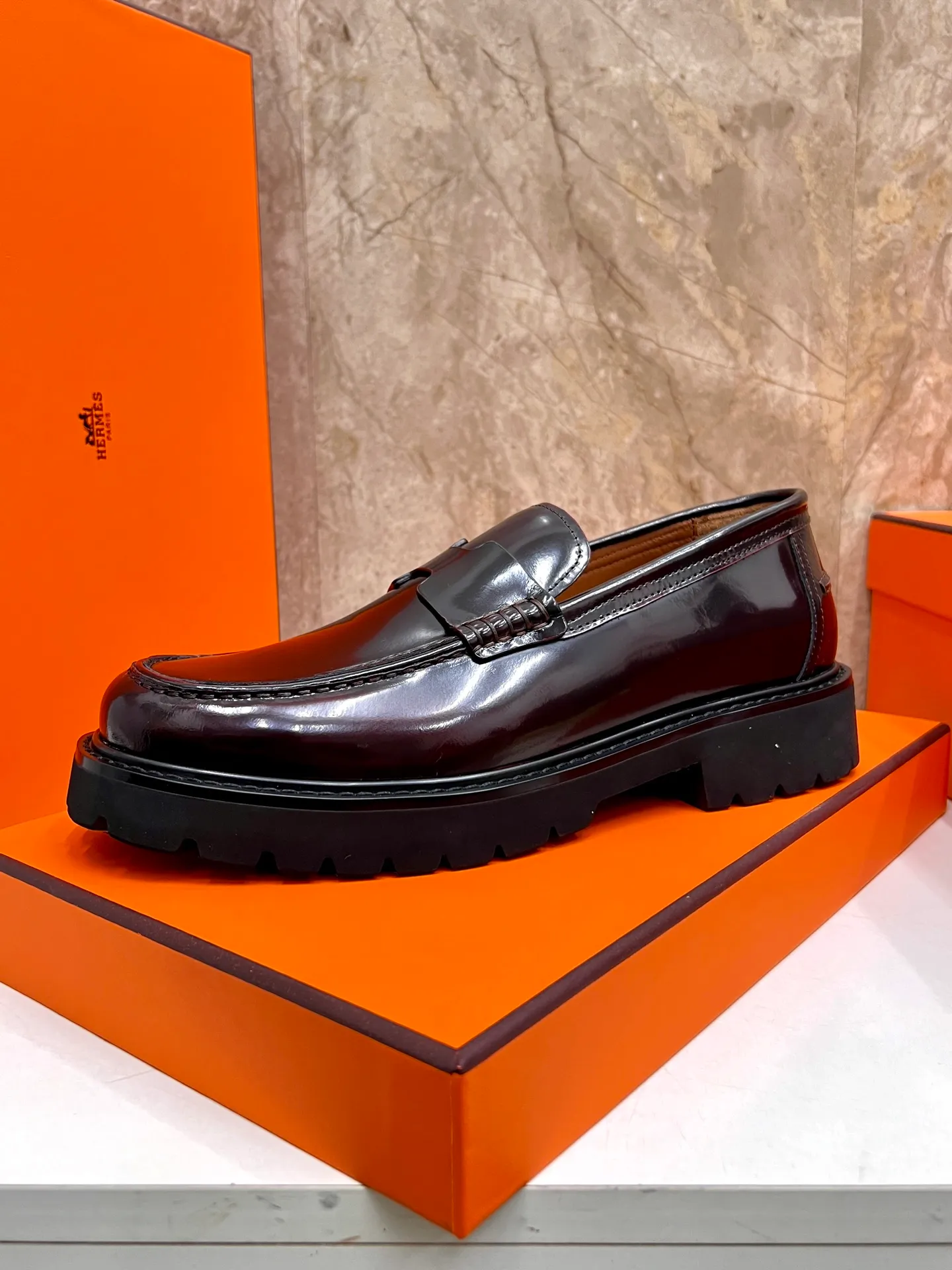 Original order quality P840 Brand: Hermès Standard code: Men's code: 39.40.41.42.43.44. (38.45 custom-made Grade: Same as the official website Original order quality Material: Original cowhide Original breathable cowhide lining Original outsole Style category: Men's fashionable casual leather shoes Color: Actual picture